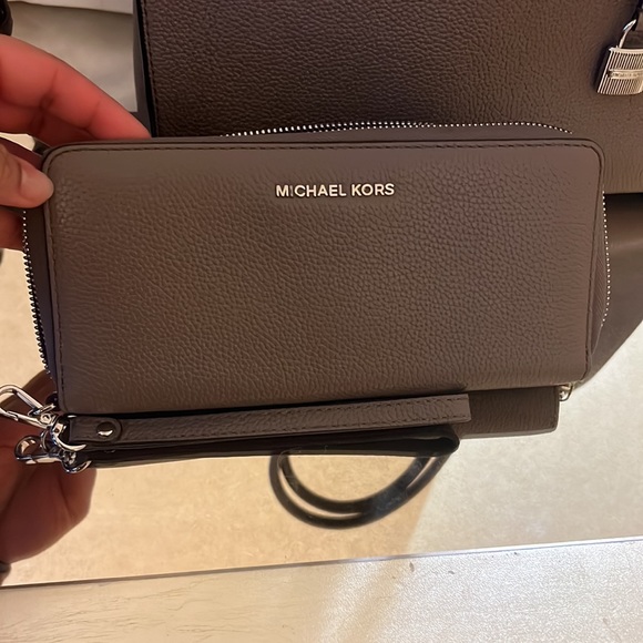 Michael kors taupe accordion medium bag with silver hardware. - Picture 2 of 12